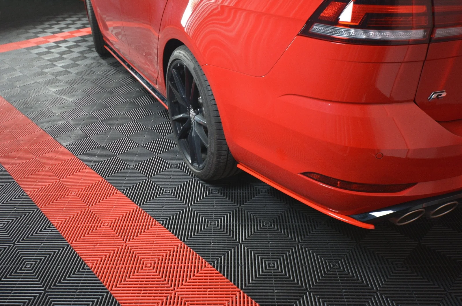 Maxton Design Heck-Seitensplitter V.2 für VW Golf 7 R FL – Schwarz glänzend