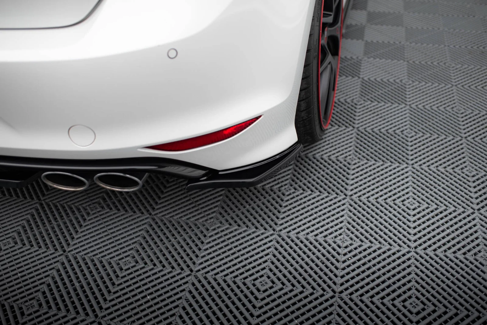 Maxton Design Heck-Seitensplitter V.2 für VW Golf 7 R V.2 – Schwarz glänzend