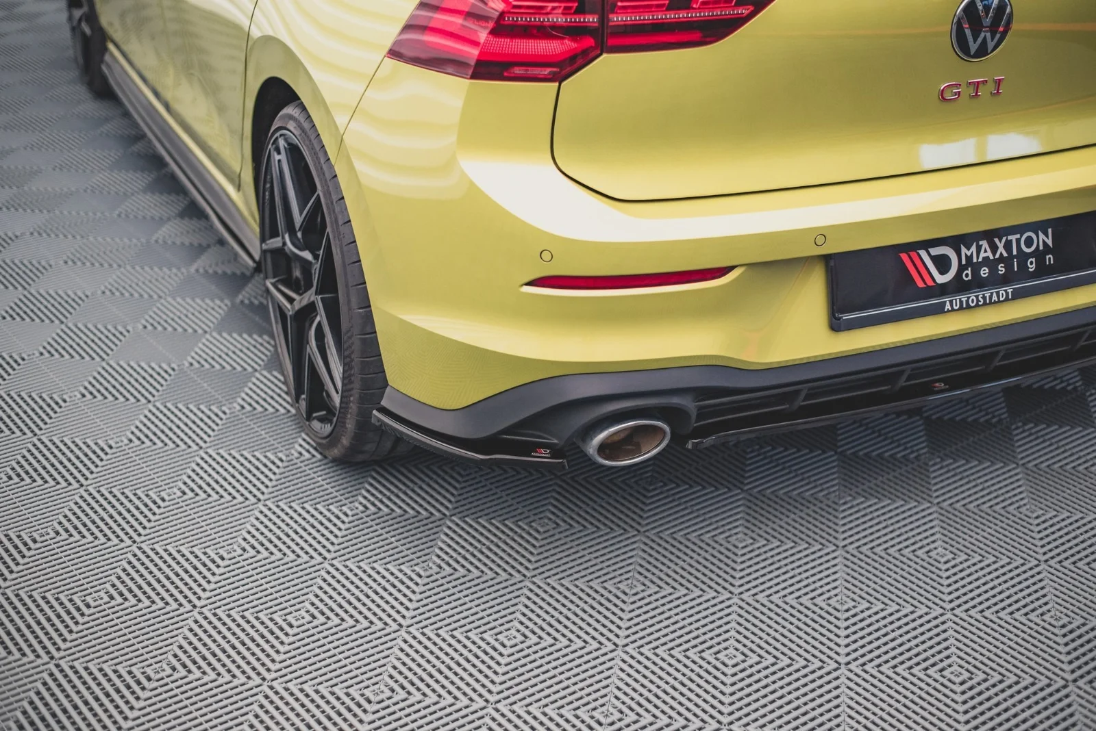 Maxton Heck-Seitensplitter V.2 VW Golf 8 GTI Clubsport FL – Schwarz glänzend