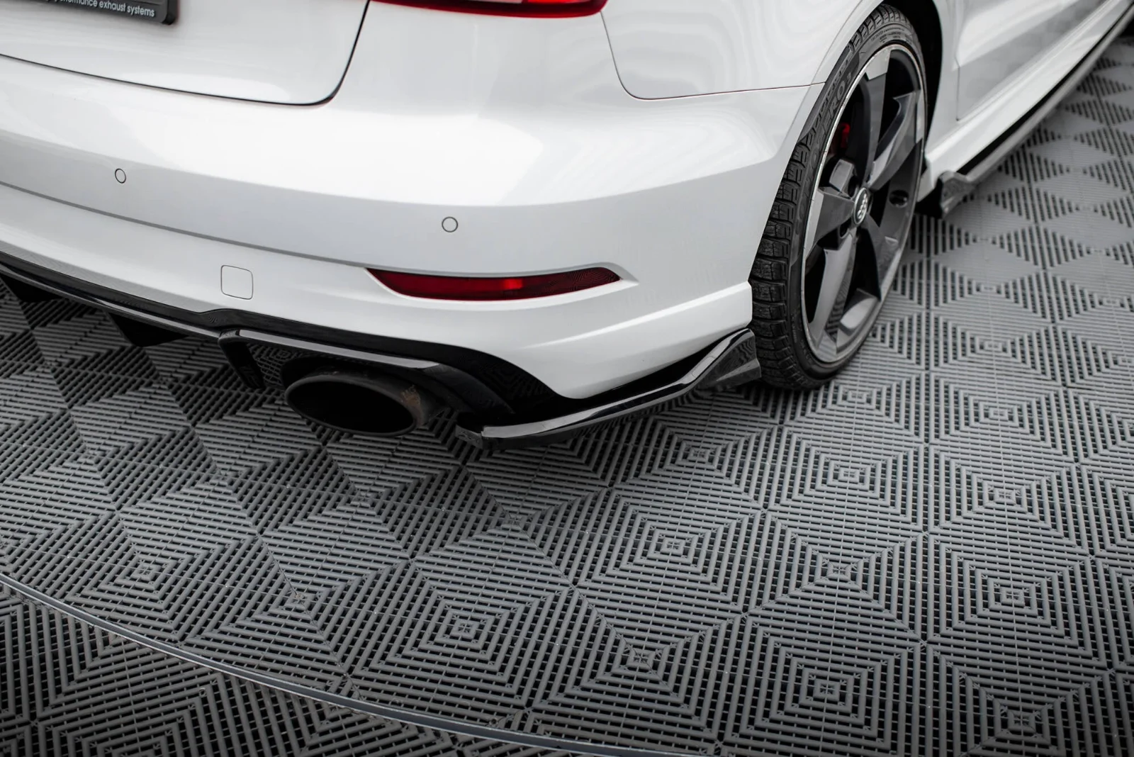Maxton Design Heck-Seitensplitter V.3 für Audi RS3 8V FL – Schwarz glänzend