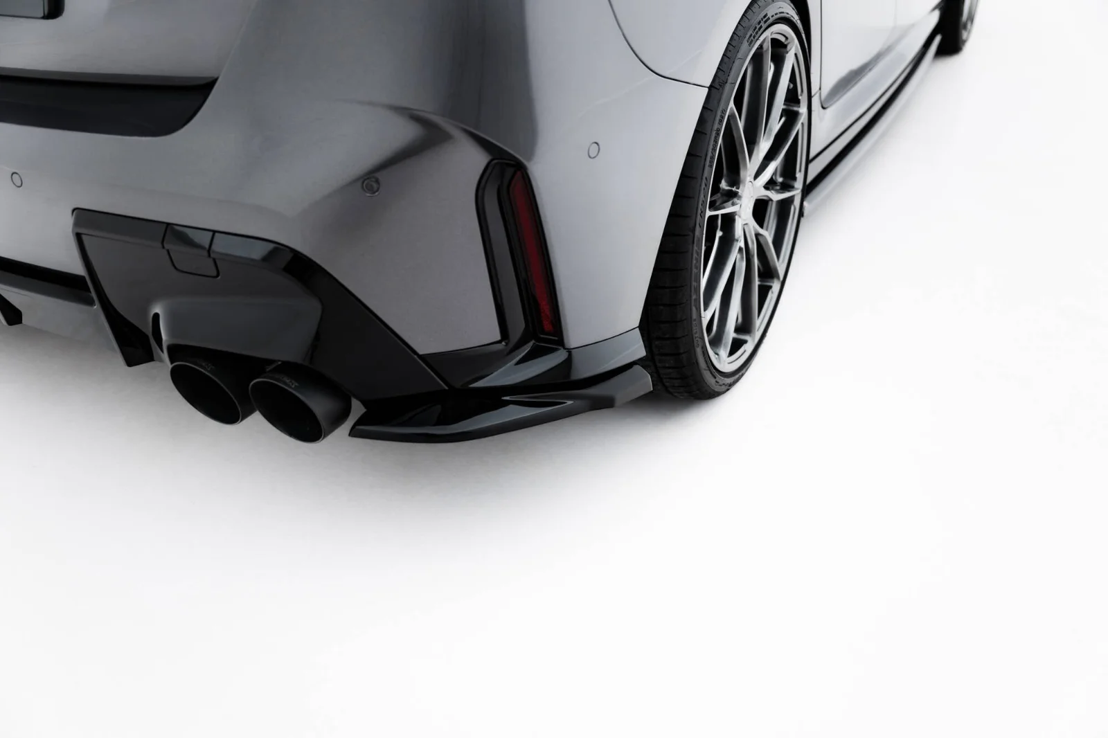 Maxton Design Heck-Seitensplitter V.3 für BMW M135i F70 – Schwarz glänzend