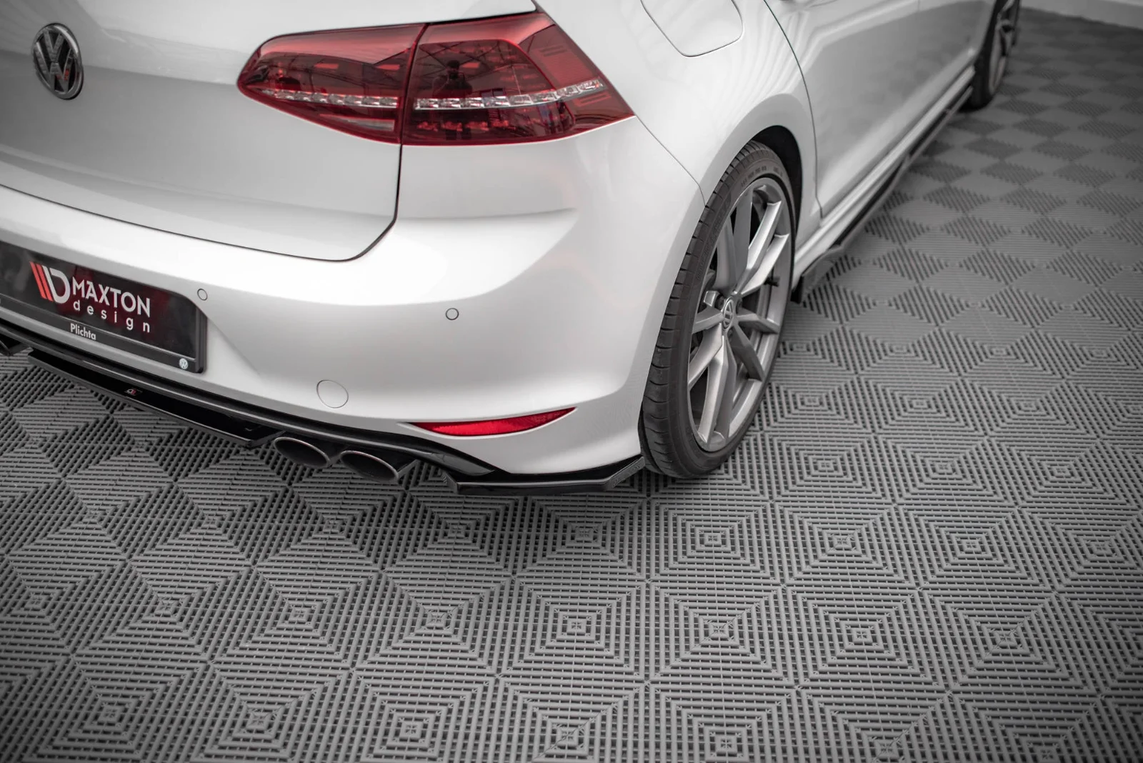 Maxton Design Heck-Seitensplitter V.3 für VW Golf 7 R – Schwarz glänzend