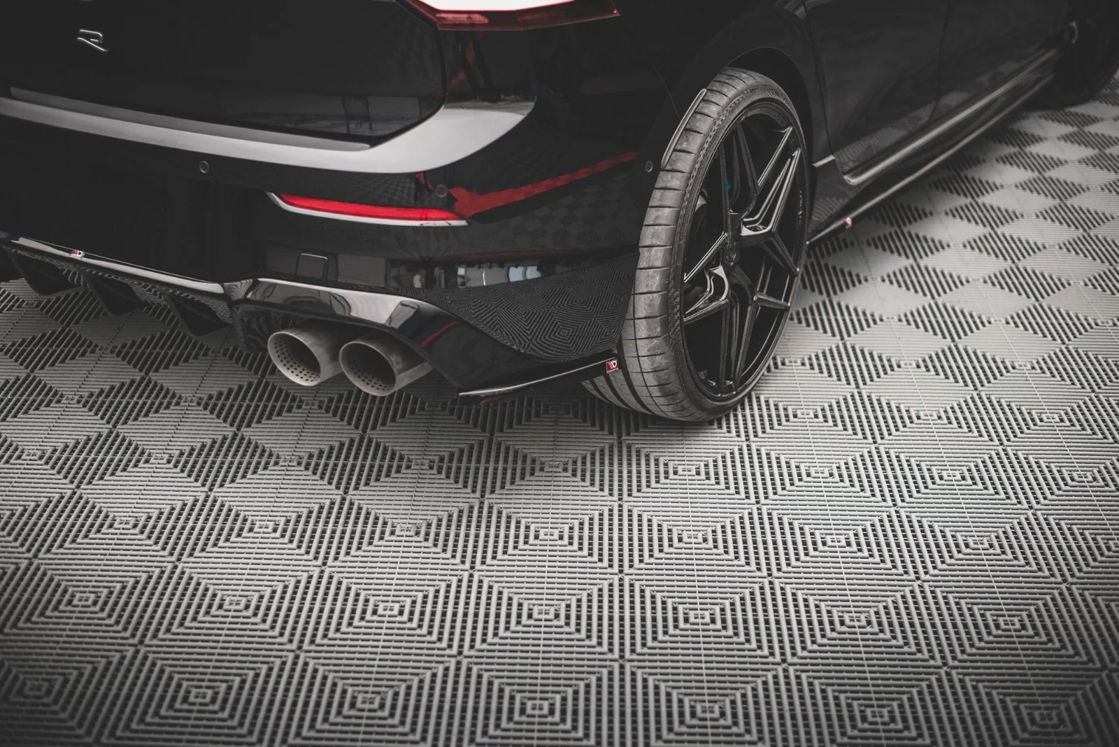 Maxton Heck-Seitensplitter V.3 VW Golf 8 R Passt nur mit: FL – Schwarz glänzend