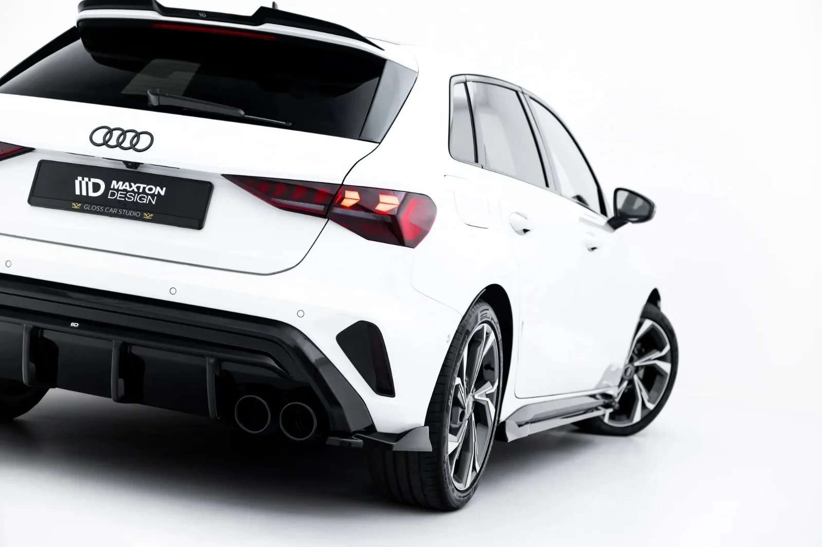 Maxton Design Heck-Seitensplitter V.4 für Audi S3 8Y FL – Schwarz glänzend – AU-S3-8YF-RSD4G