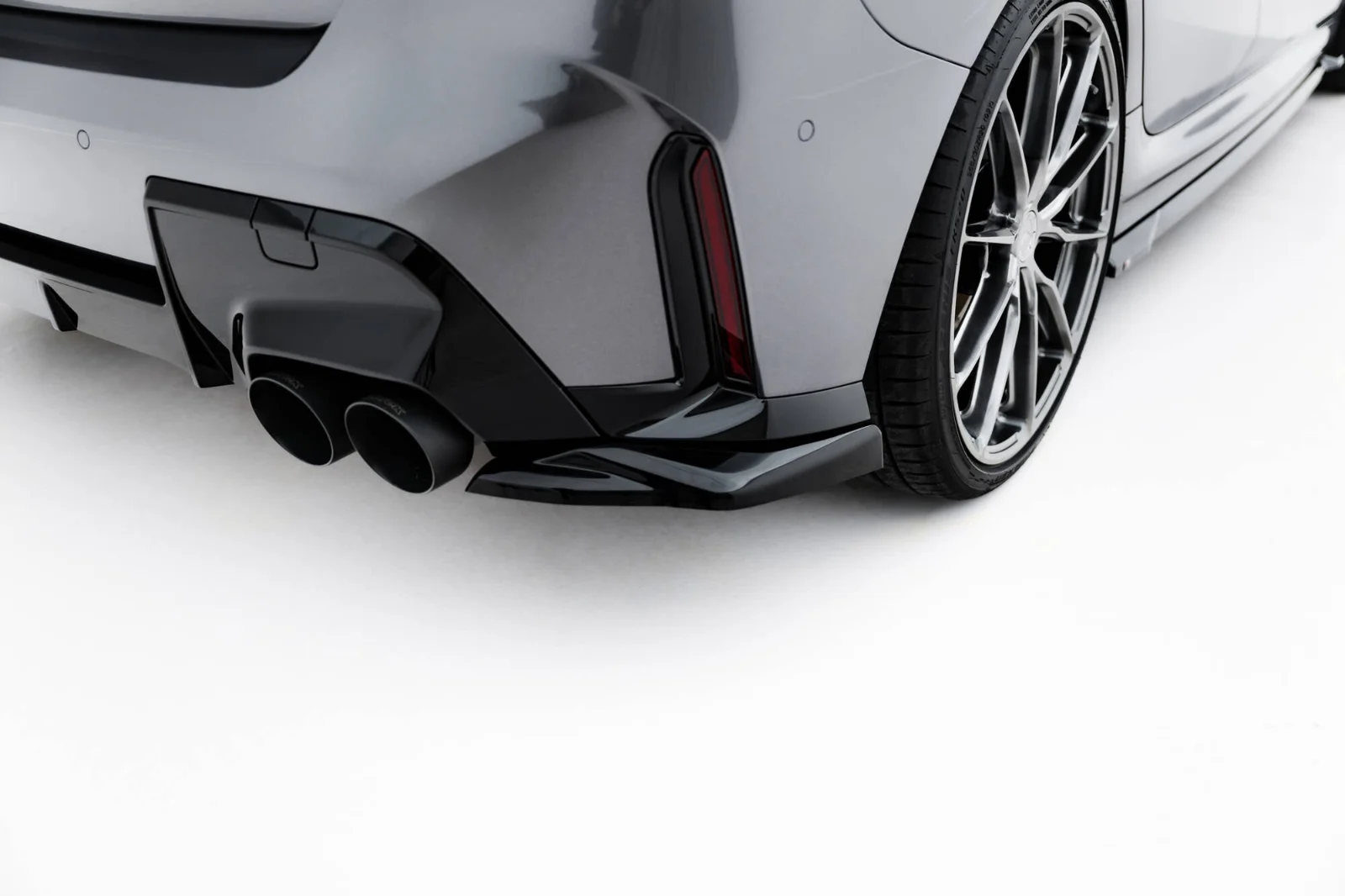 Maxton Design Heck-Seitensplitter V.4 für BMW M135i F70 – Schwarz glänzend
