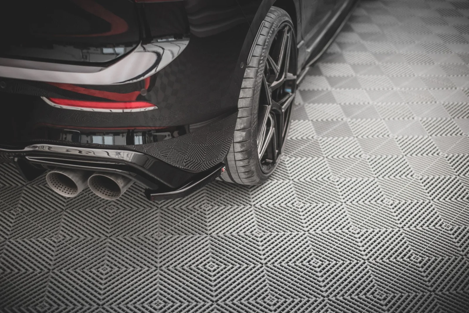 Maxton Heck-Seitensplitter V.4 VW Golf 8 R Passt nur mit: FL – Schwarz glänzend