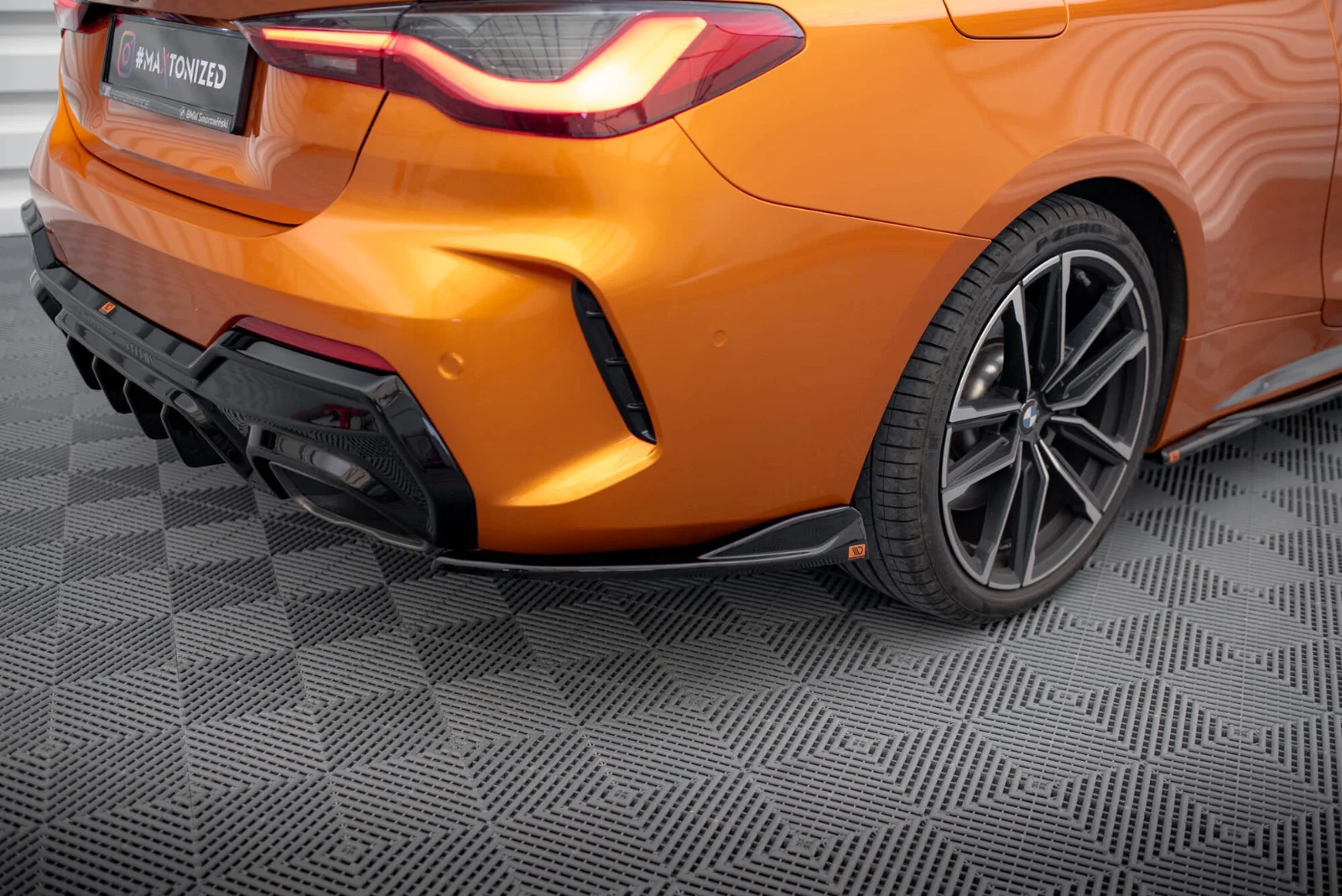 Maxton Heck-Seitensplitter V.5 für BMW 4er M440i G22 G23 FL – Schwarz glänzend