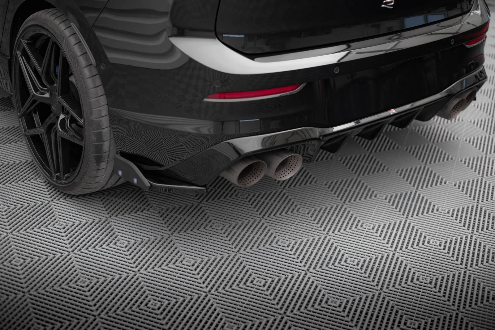 Maxton Heck-Seitensplitter V.5 VW Golf 8 R Passt nur mit: FL – Schwarz glänzend
