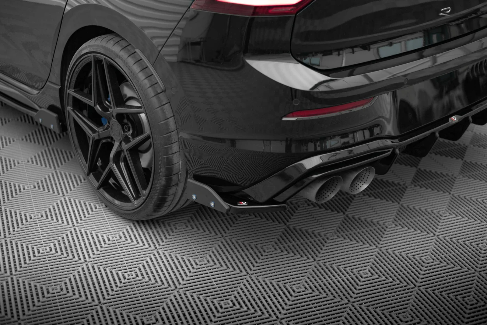 Maxton Heck-Seitensplitter V.6 VW Golf 8 R Passt nur mit: FL – Schwarz glänzend