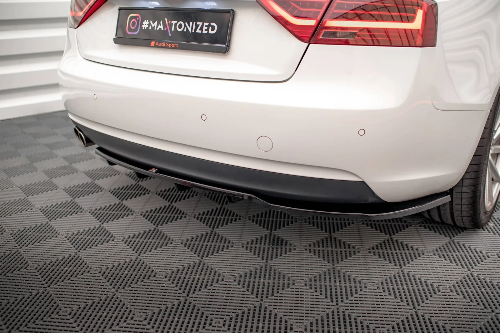 Maxton Hecksplitter mit vertikalen Streben für Audi A5 8T FL – Schwarz glänzend