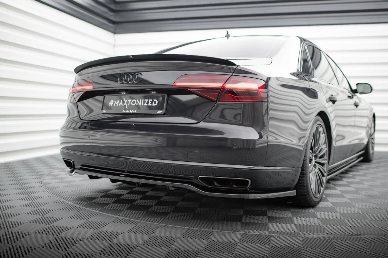 Maxton Hecksplitter mit vertikalen Streben für Audi A8 D4 FL – Schwarz glänzend