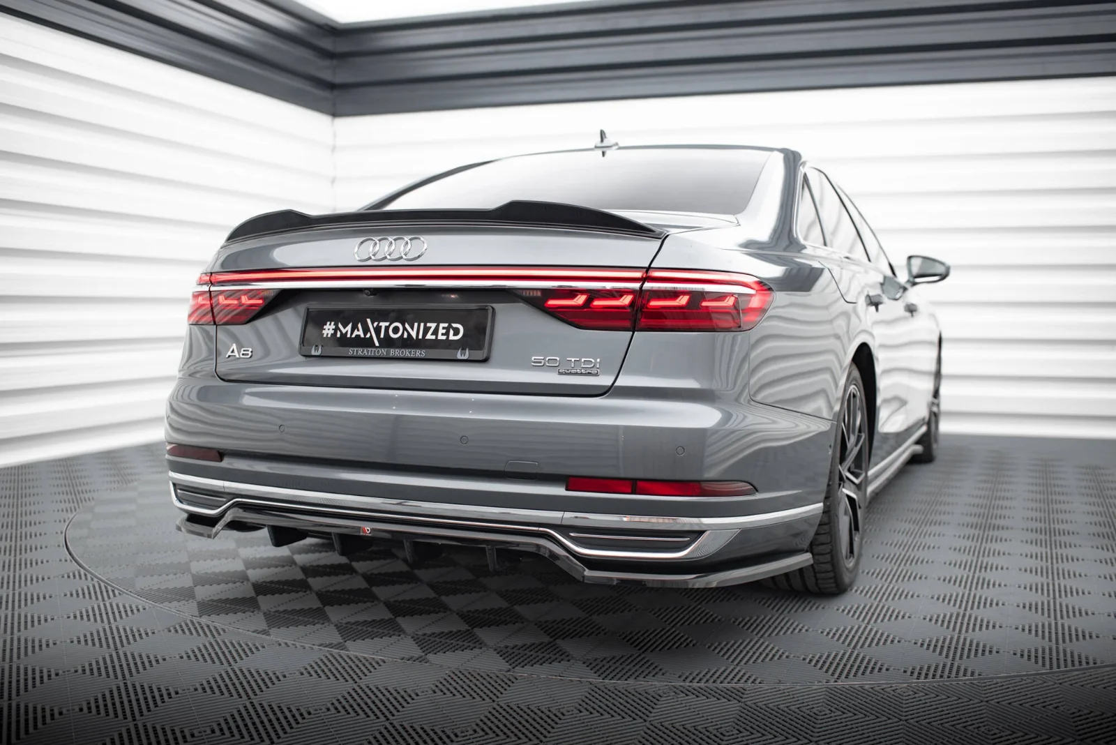 Maxton Hecksplitter mit vertikalen Streben für Audi A8 D5 – Schwarz glänzend