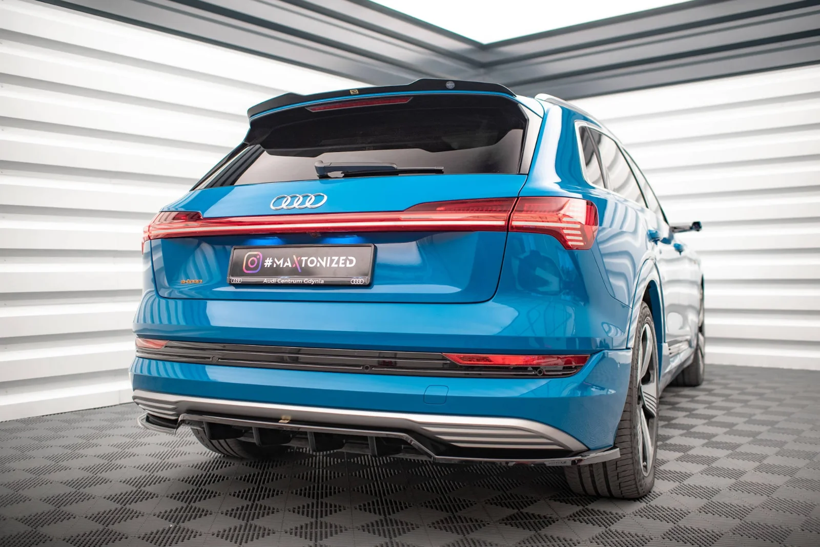Maxton Hecksplitter mit vertikalen Streben für Audi e-tron – Schwarz glänzend