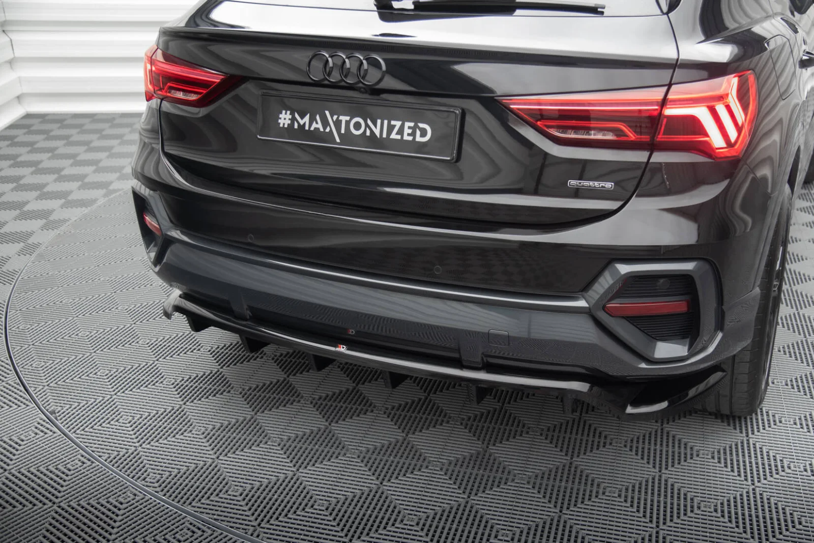Maxton Hecksplitter mit vertikalen Streben für Audi Q3 F3 – Schwarz glänzend