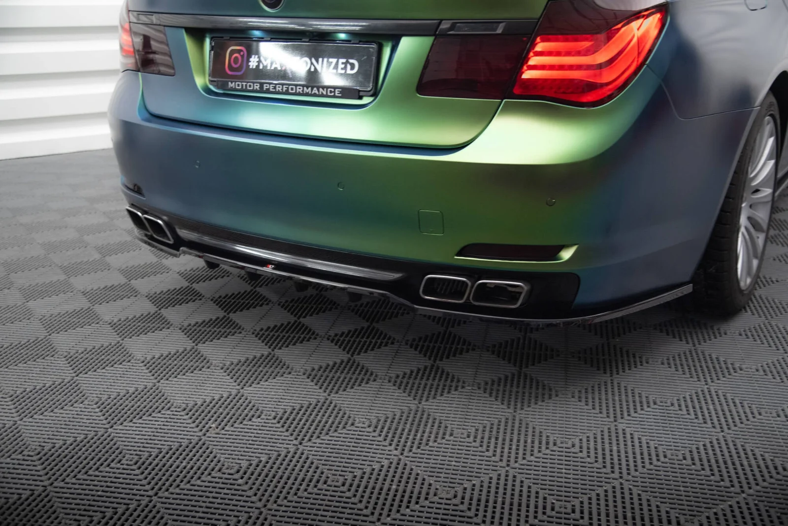 Maxton Hecksplitter mit vertikalen Streben für BMW 7er F01 – Schwarz glänzend