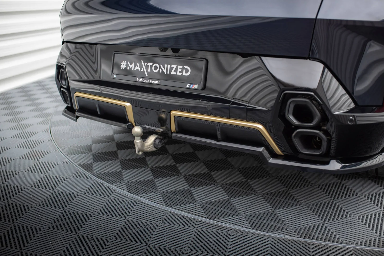 Maxton Hecksplitter mit vertikalen Streben für BMW Xm G09 – Schwarz glänzend