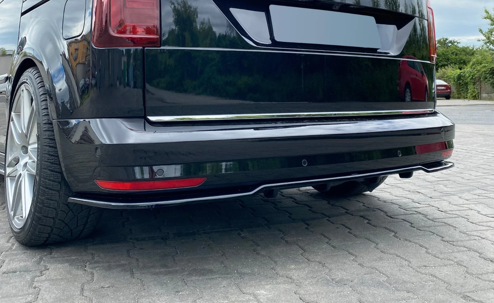 Maxton Hecksplitter mit vertikalen Streben für VW Caddy Mk4 – Schwarz glänzend