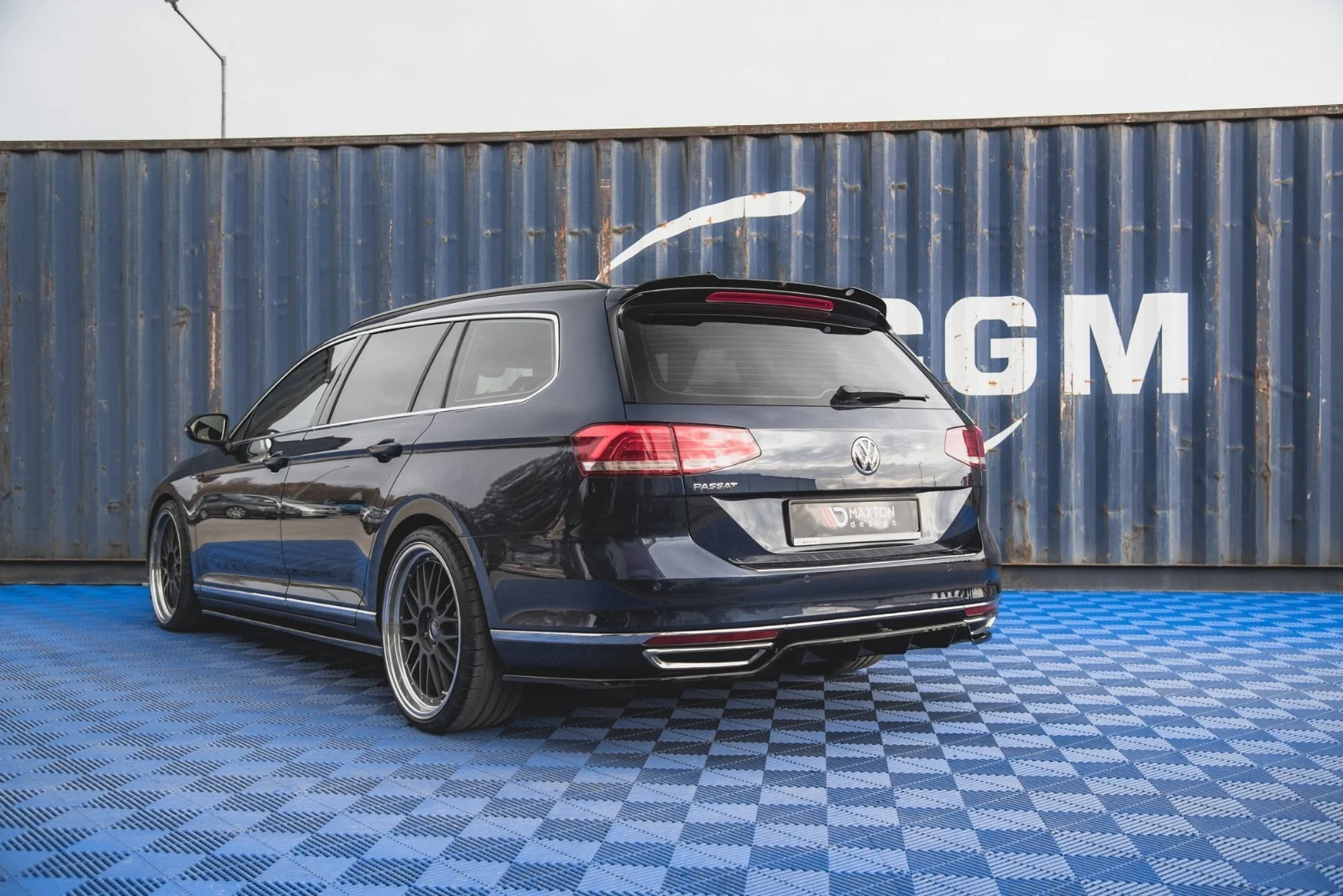 Maxton Hecksplitter mit vertikalen Streben für VW Passat B8 – Schwarz glänzend – VW-PA-B8-RD1G+RD2G