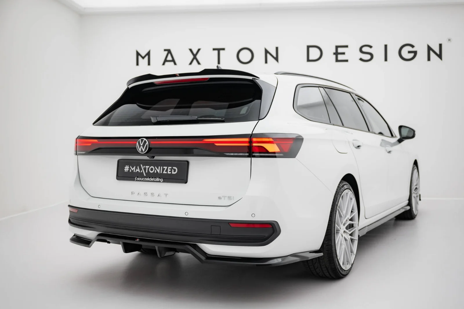 Maxton Hecksplitter mit vertikalen Streben für VW Passat B9 – Schwarz glänzend
