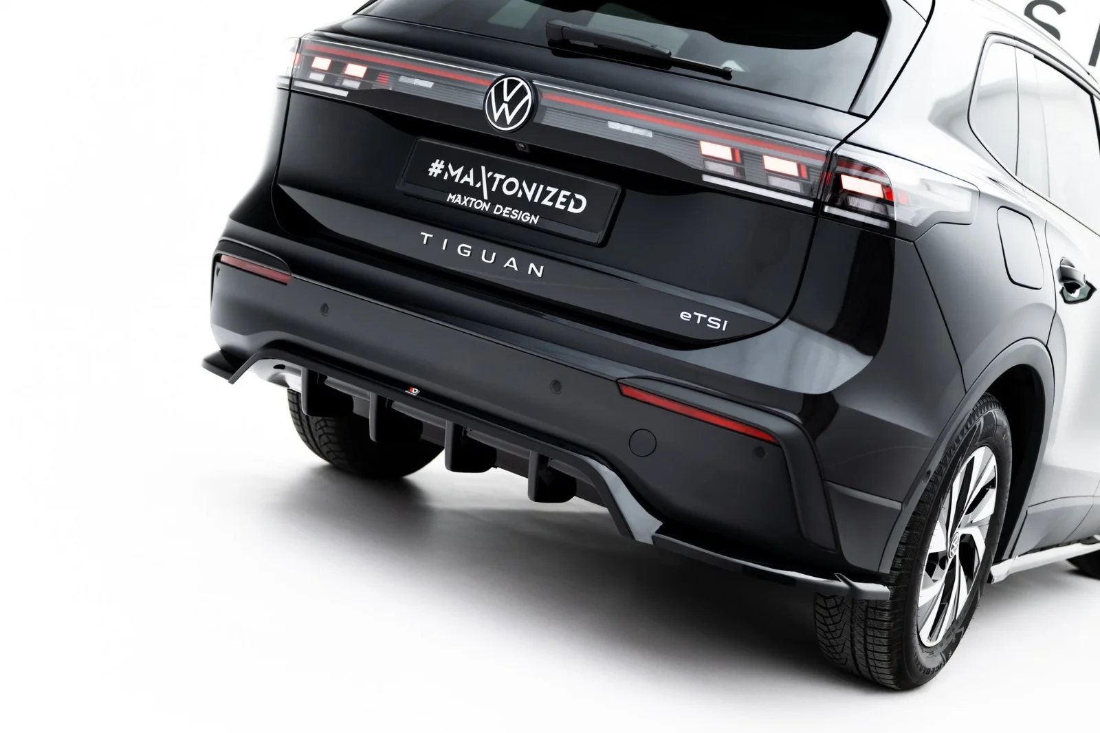 Maxton Hecksplitter mit vertikalen Streben für VW Tiguan Mk3 – Schwarz glänzend