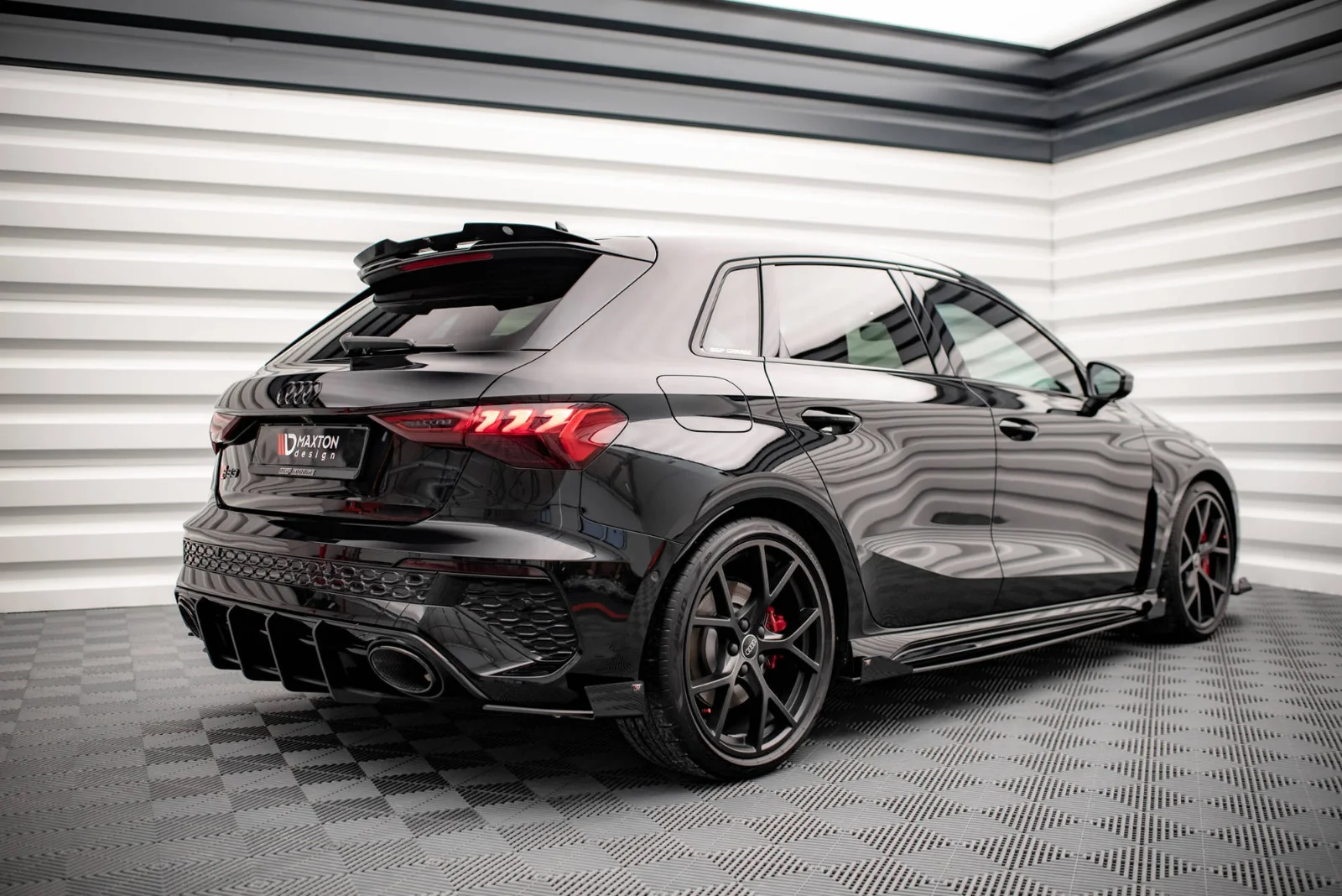 Maxton Design Seitenflaps für Audi RS3 8Y – Schwarz glänzend/matt