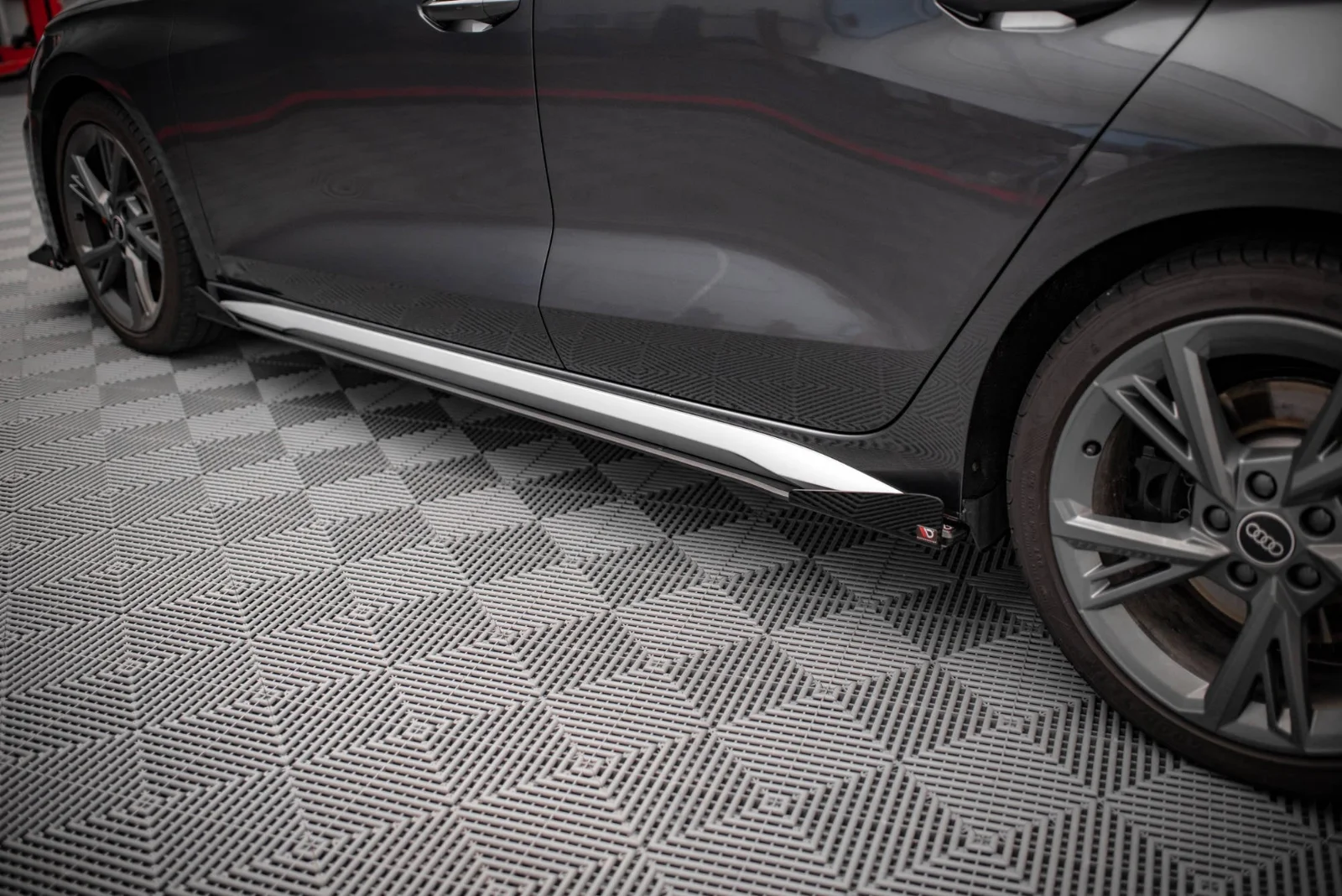 Maxton Design Seitenflaps für Audi S3 A3 S line 8Y FL – Schwarz matt – AUA38YSLINECNC-SF1G