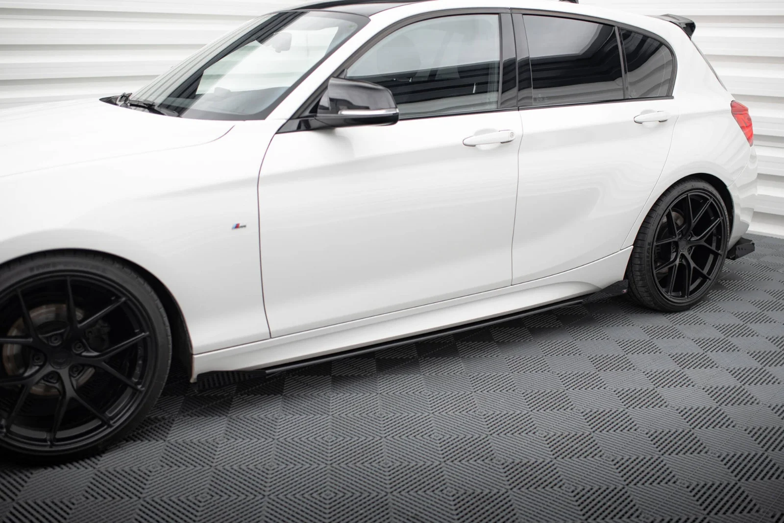 Maxton Seitenflaps für BMW 1er F20 M135i M140i M-Paket – Schwarz matt