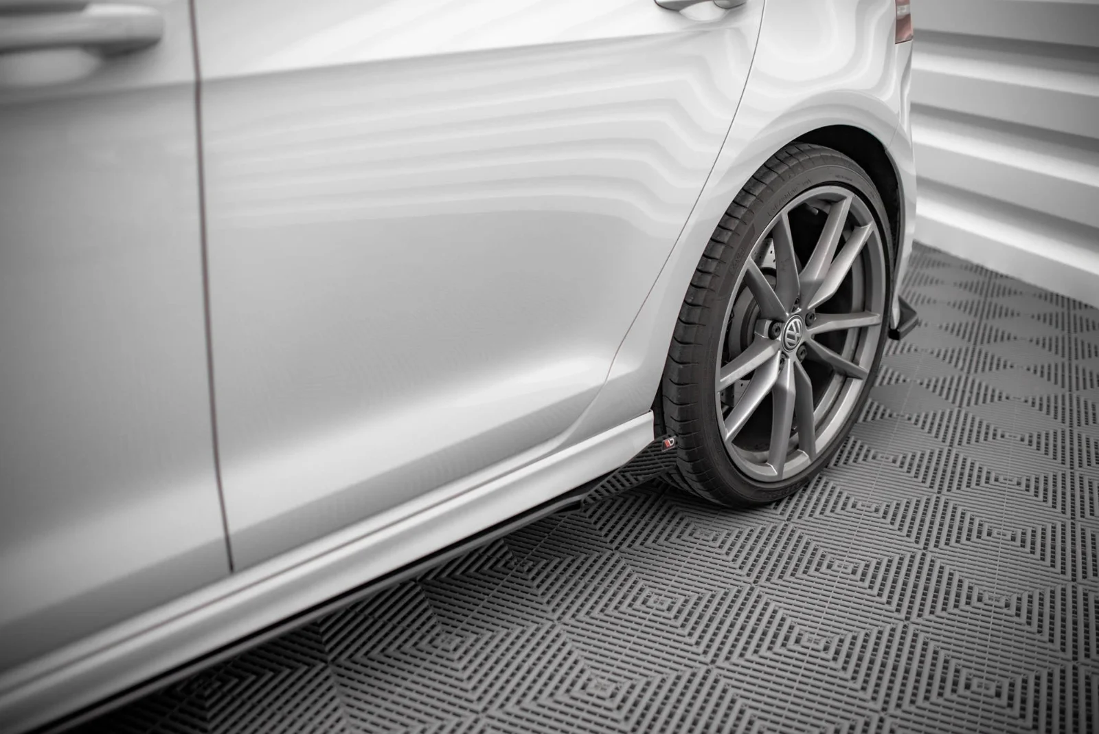 Maxton Design Seitenflaps für VW Golf 7 R – Schwarz matt