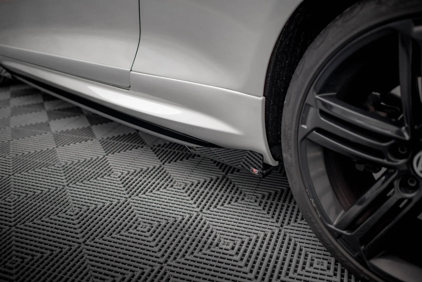 Maxton Design Seitenflaps für VW Scirocco R Mk3 – Schwarz matt