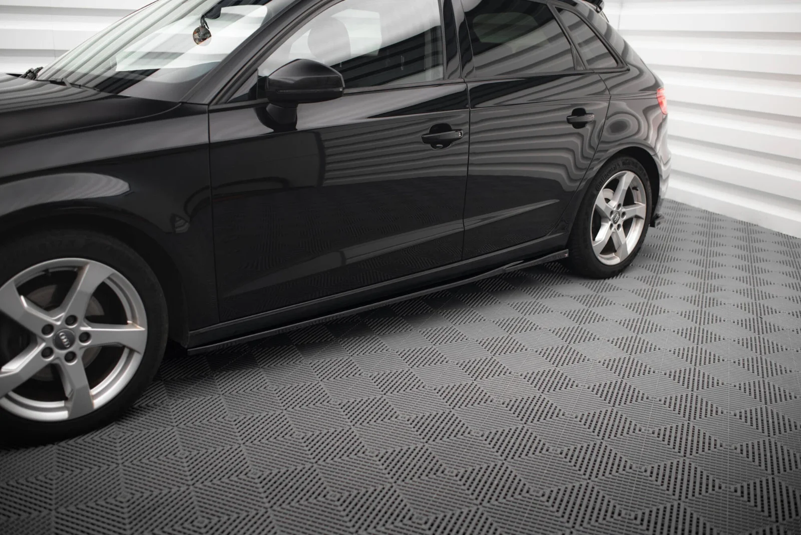 Maxton Design Seitenschweller-Ansätze für Audi A3 8V FL – Schwarz glänzend
