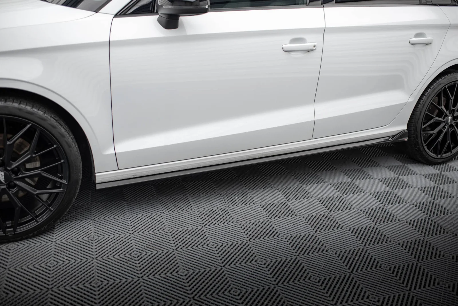 Maxton Design Seitenschweller-Ansätze für Audi A3 8V – Schwarz glänzend – AU-A3-3-S-SD1G