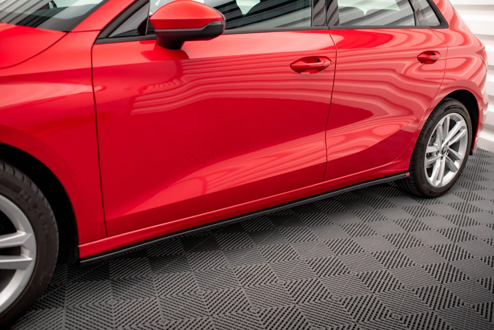 Maxton Design Seitenschweller-Ansätze für Audi A3 8Y – Schwarz glänzend