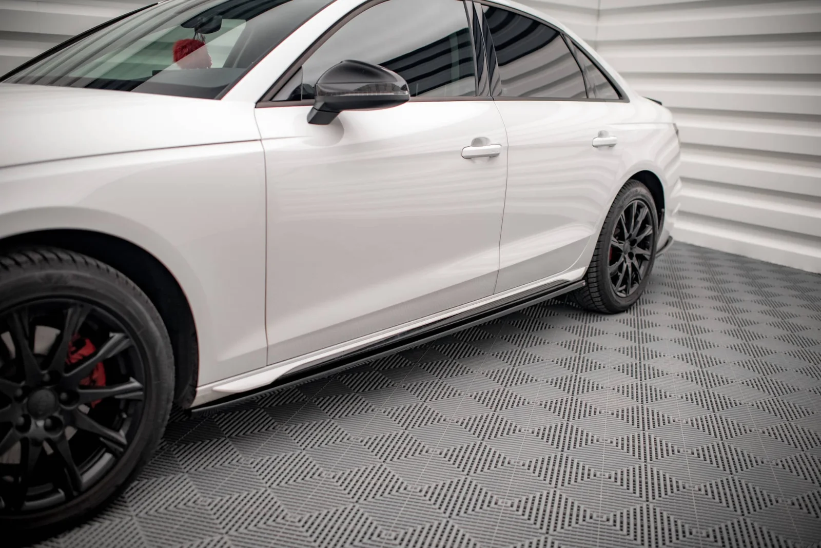 Maxton Design Seitenschweller-Ansätze für Audi A4 B9 FL – Schwarz glänzend