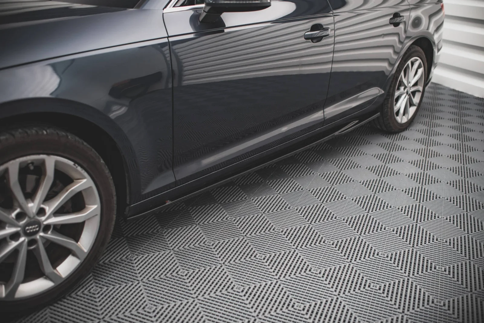Maxton Design Seitenschweller-Ansätze für Audi A4 B9 – Schwarz glänzend