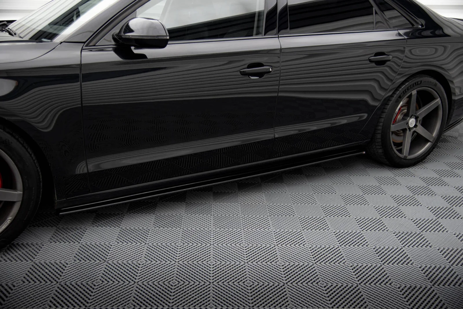 Maxton Design Seitenschweller-Ansätze für Audi A8 D4 – Schwarz glänzend