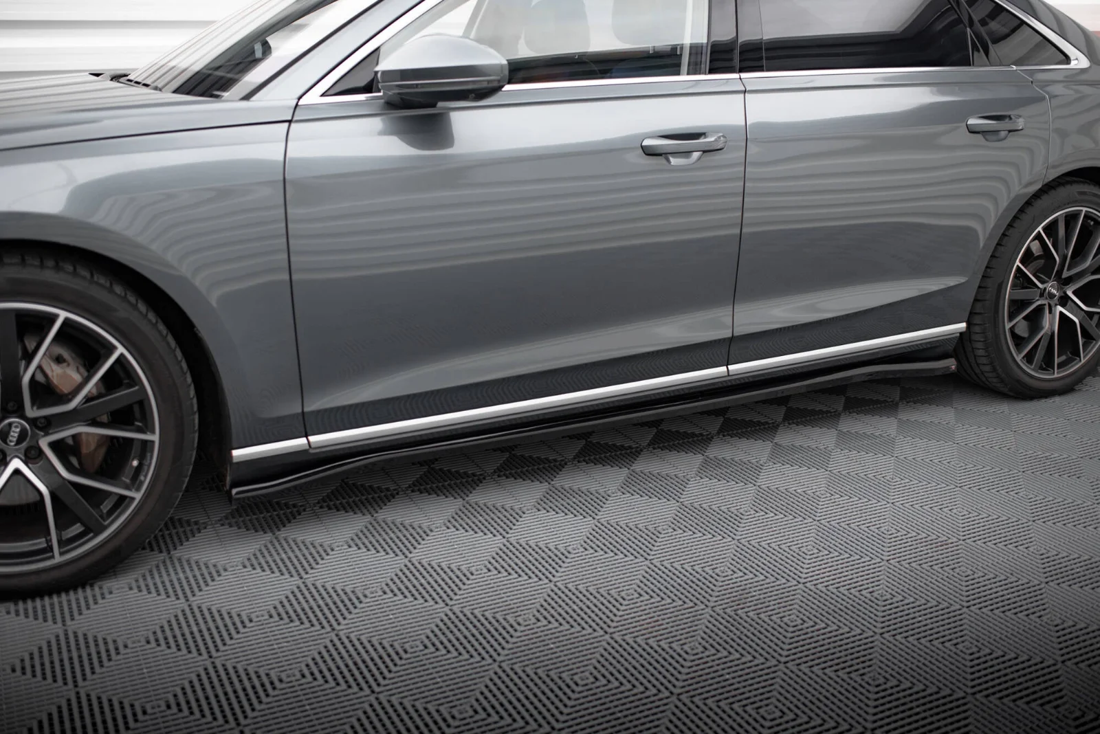 Maxton Design Seitenschweller-Ansätze für Audi A8 D5 – Schwarz glänzend