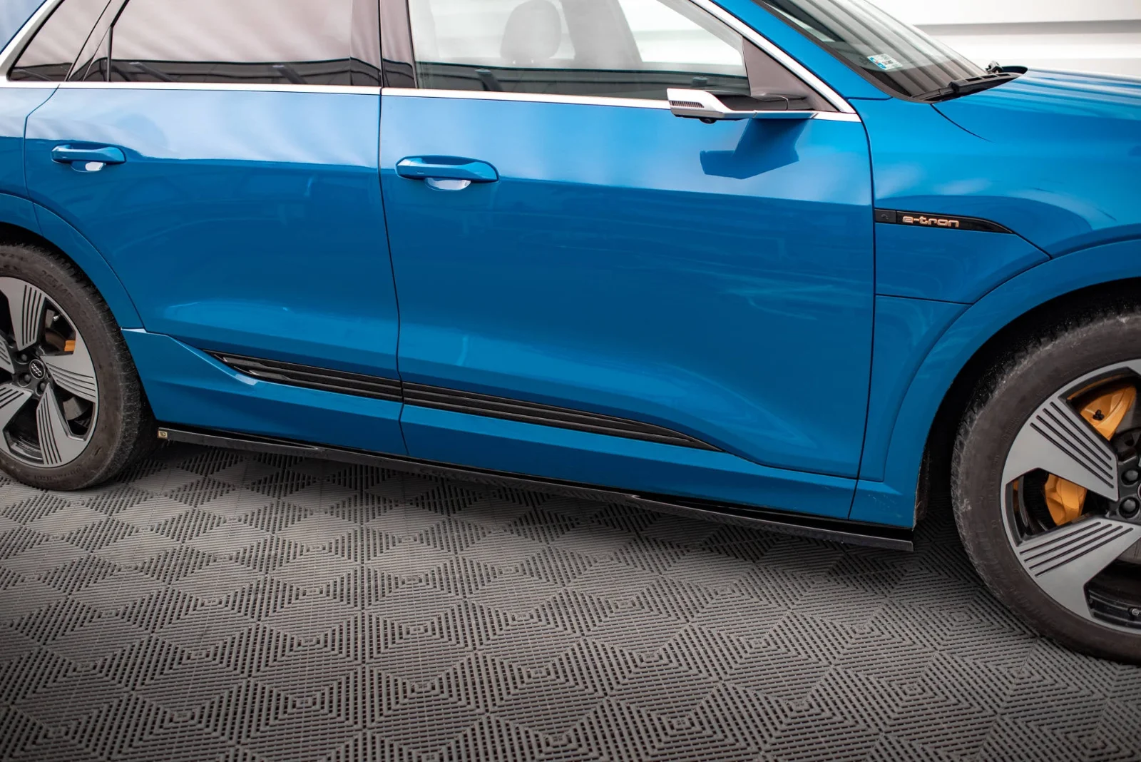 Maxton Design Seitenschweller-Ansätze für Audi e-tron – Schwarz glänzend
