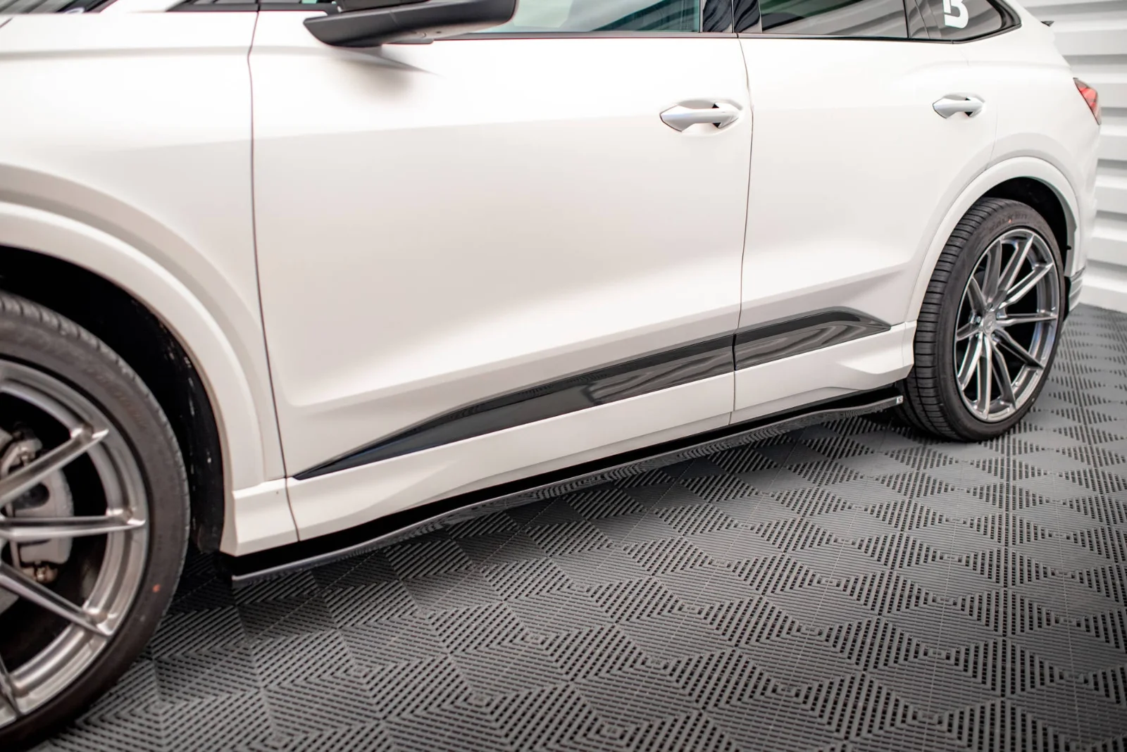 Maxton Seitenschweller-Ansätze für Audi Q4 e-tron S line Mk1 – Schwarz glänzend