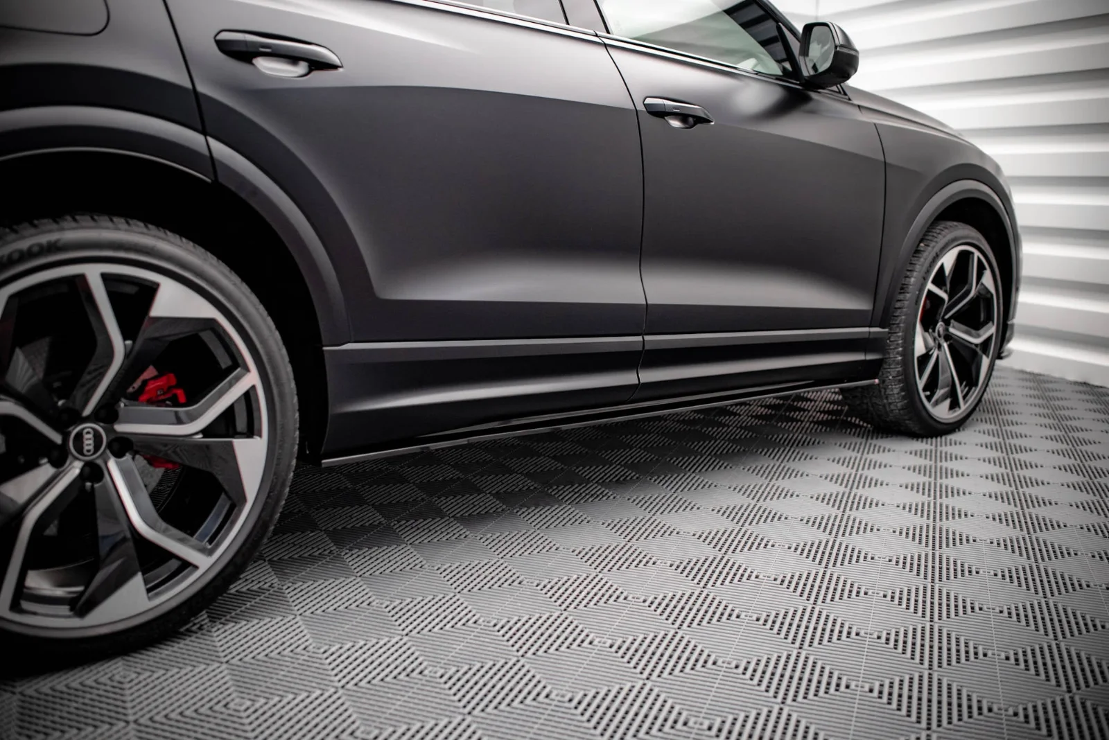 Maxton Design Seitenschweller-Ansätze für Audi RSQ8 Mk1 – Schwarz glänzend