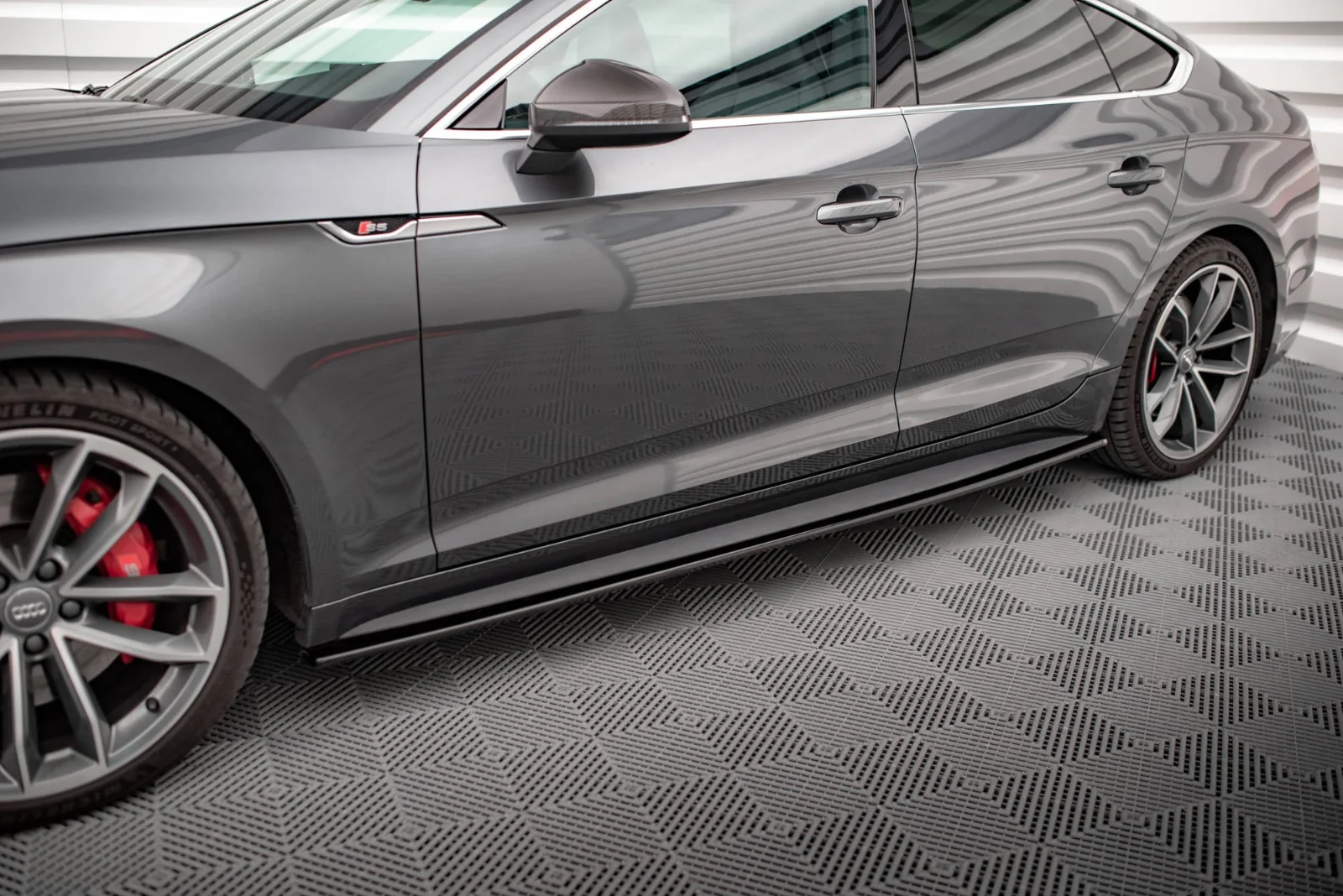 Maxton Seitenschweller-Ansätze für Audi S5 A5 S line F5 – Schwarz glänzend – AU-A5-2-SLINE-SB-SD1G
