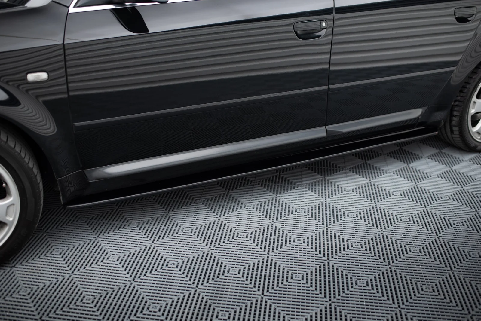 Maxton Design Seitenschweller-Ansätze für Audi S6 C5 – Schwarz glänzend
