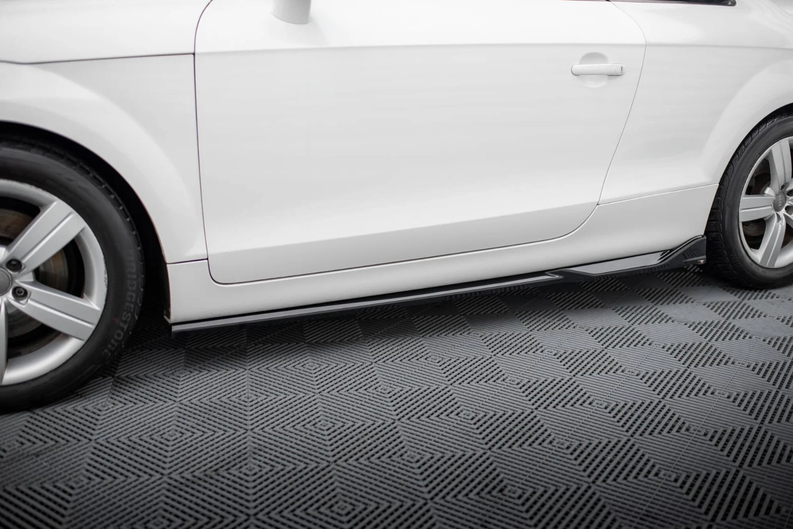 Maxton Design Seitenschweller-Ansätze für Audi TT 8J – Schwarz glänzend