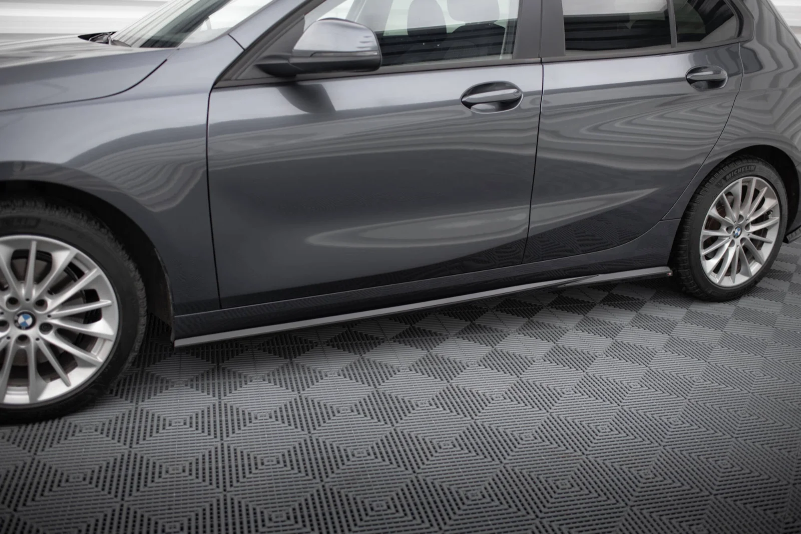 Maxton Design Seitenschweller-Ansätze für BMW 1er F40 – Schwarz glänzend