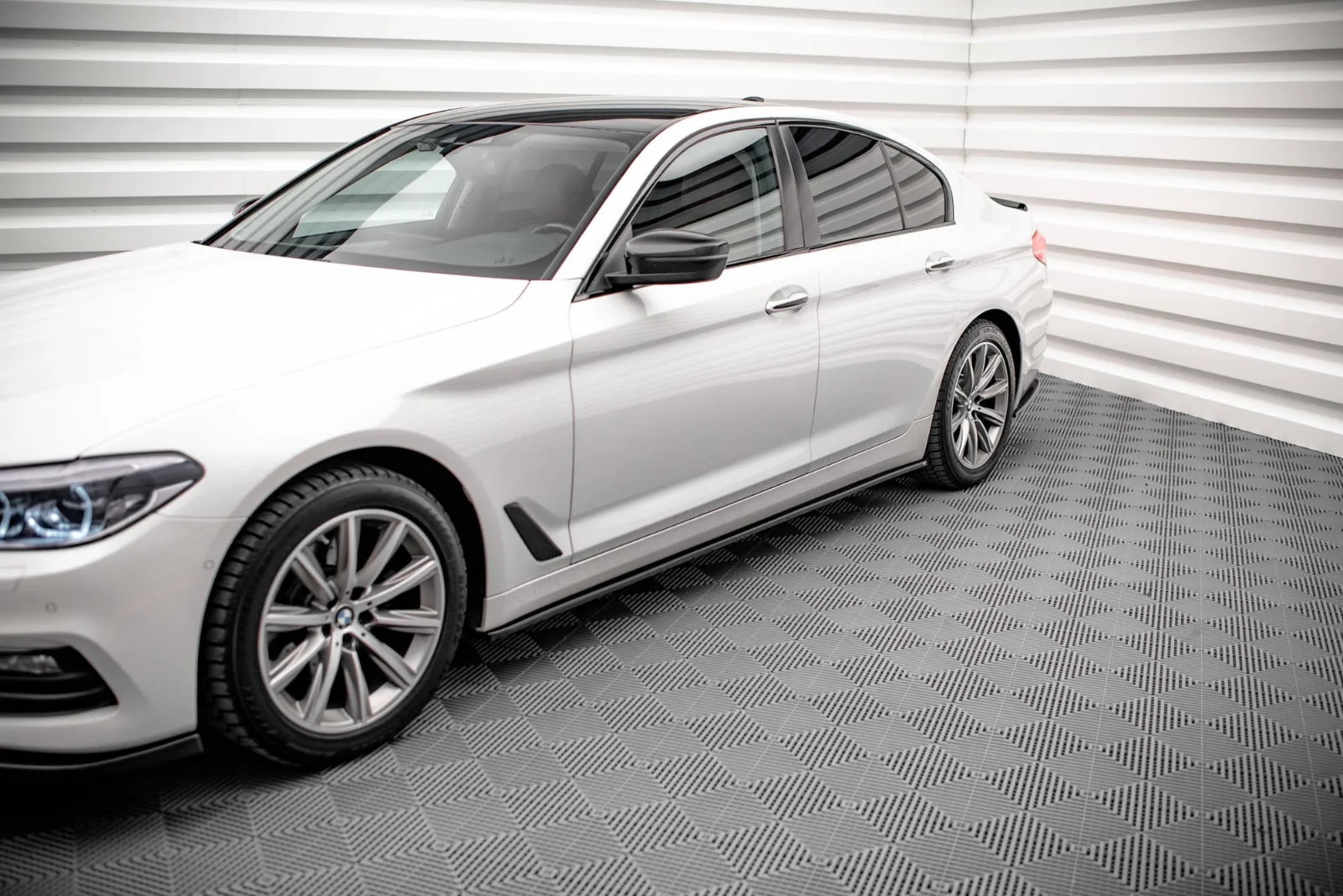 Maxton Design Seitenschweller-Ansätze für BMW 5er G30 G31 – Schwarz glänzend