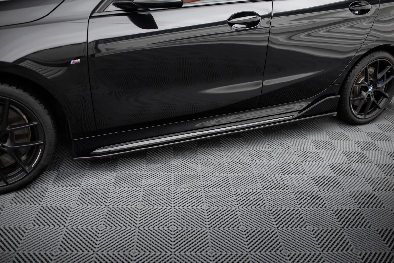 Maxton Seitenschweller-Ansätze BMW M135i M-Performance F40 – Schwarz glänzend