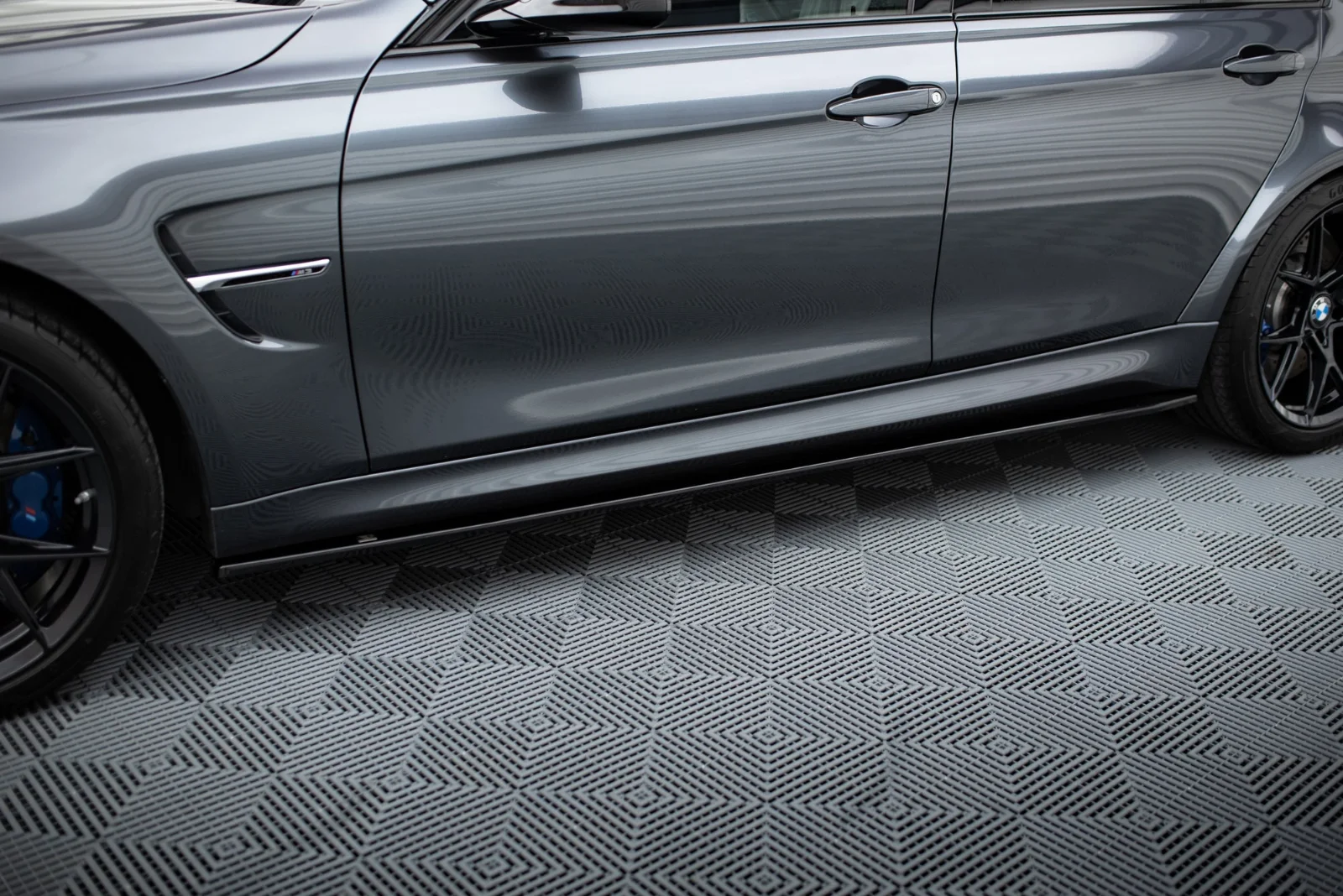 Maxton Design Seitenschweller-Ansätze für BMW M3 F80 – Schwarz glänzend