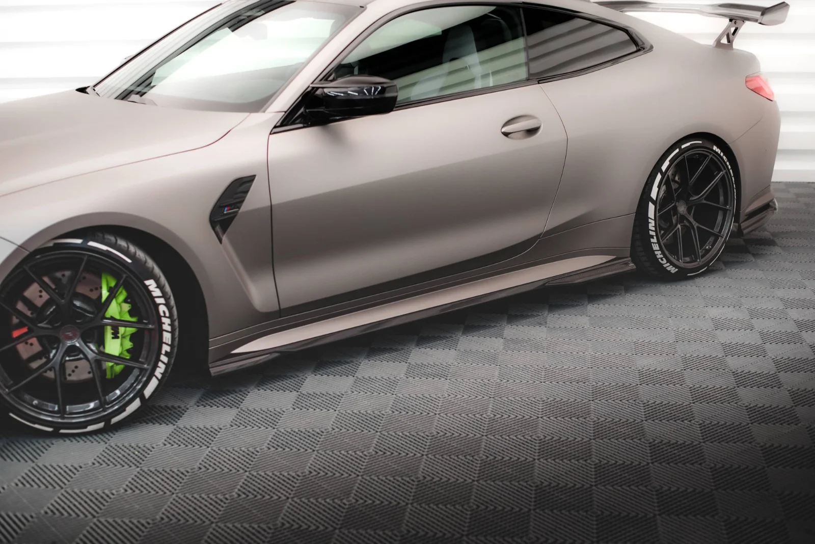 Maxton Design Seitenschweller-Ansätze für BMW M4 G82 FL – Sichtcarbon (Prepreg)