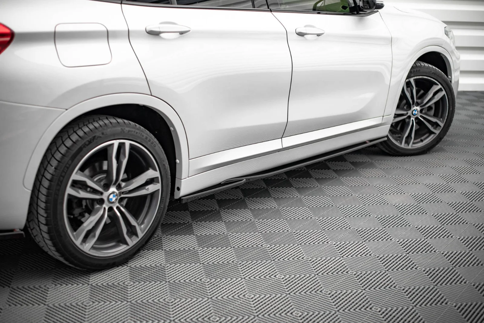 Maxton Seitenschweller-Ansätze für BMW X1 M-Paket F48 FL – Schwarz glänzend