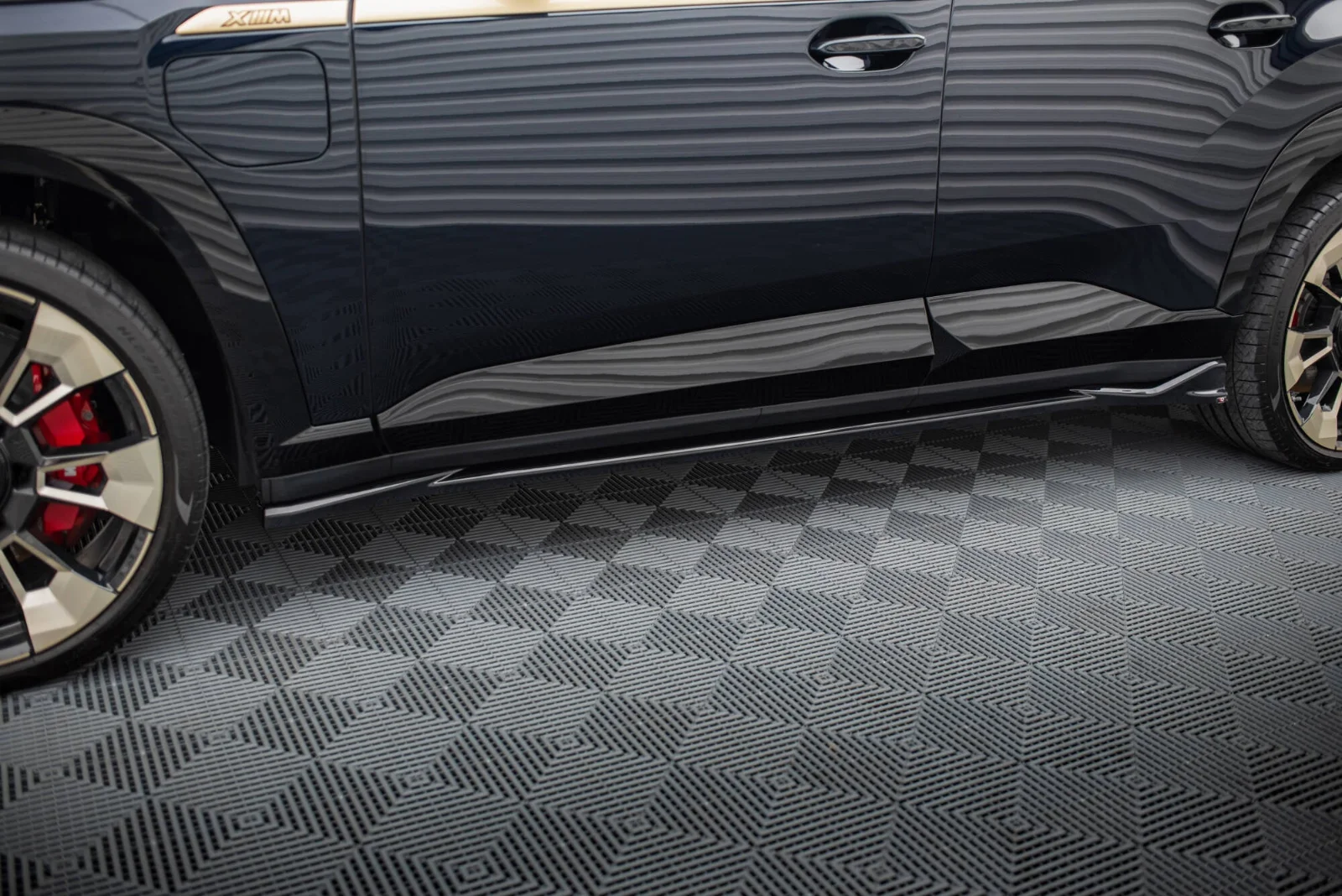 Maxton Design Seitenschweller-Ansätze für BMW Xm G09 – Schwarz glänzend