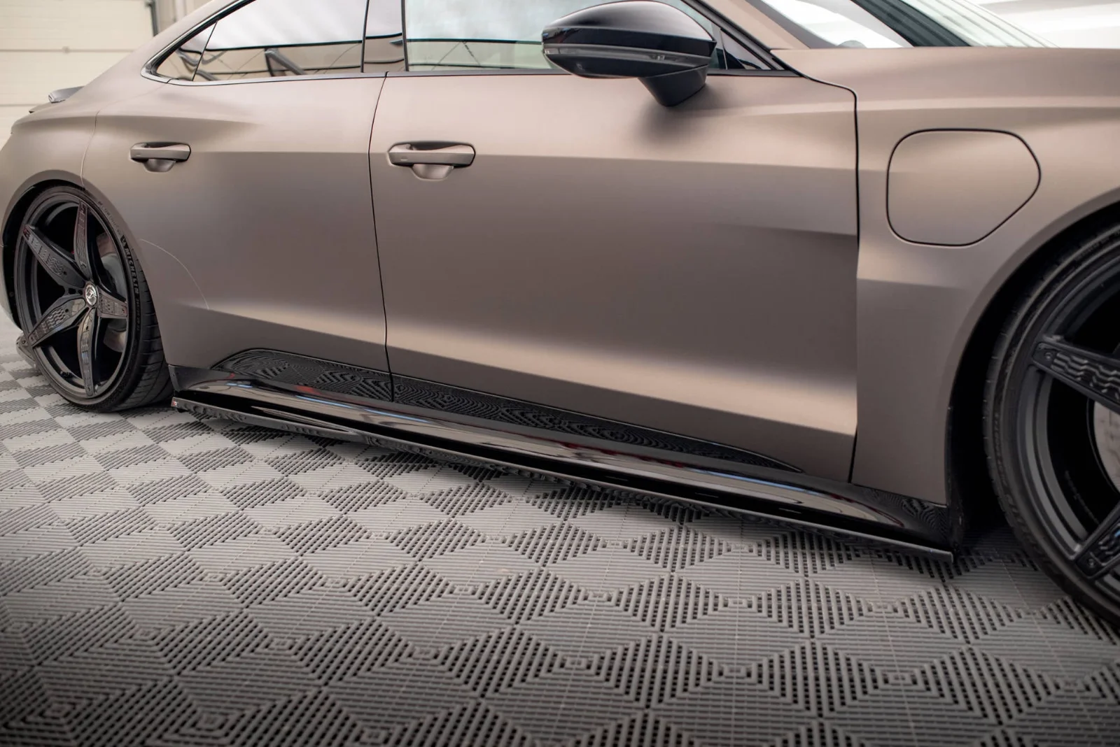 Maxton Seitenschweller-Ansätze V.1 für Audi e-Tron GT RS Mk1 – Schwarz glänzend